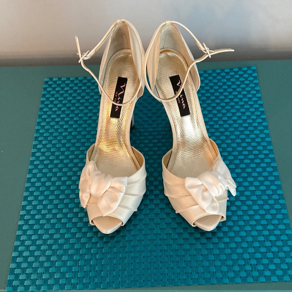 Nina Electra Ivory Heels Women's Size 8.5 Satin Peep-Toe EUC